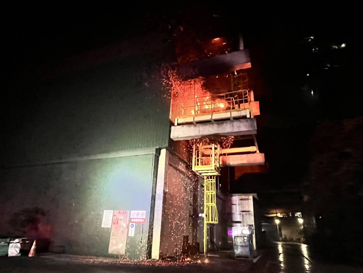 獨/台泥蘇澳廠大火！焰舌狂竄警消急灌...