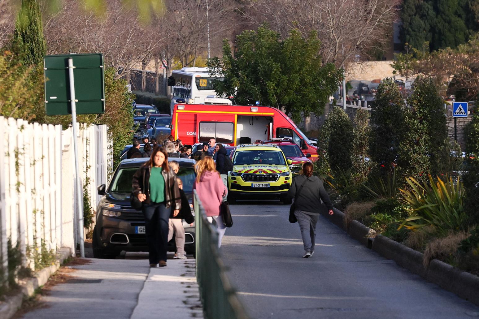 校園喋血！法國14歲學生狠砍美術老師...