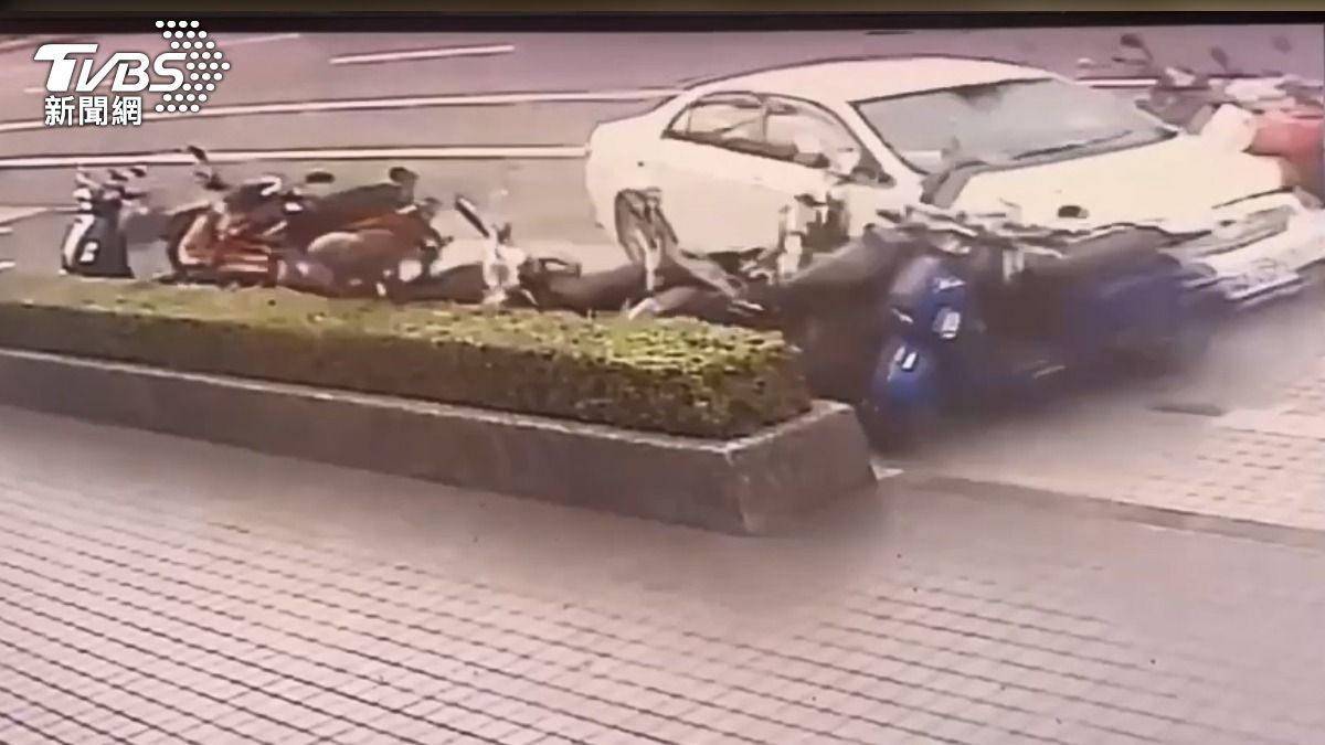 撞倒單車男再撞20輛汽機車！　7旬伯肇事後腿都軟了