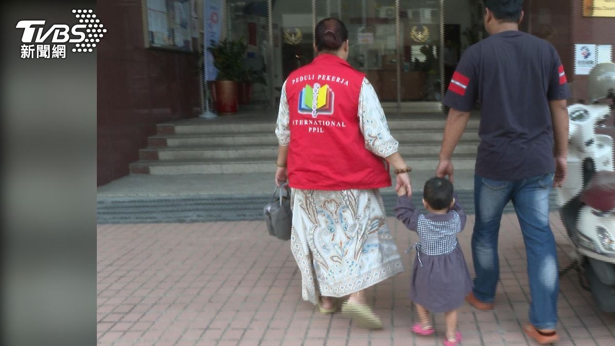 兩歲女童淪黑戶！曾被親媽丟垃圾袋內　...