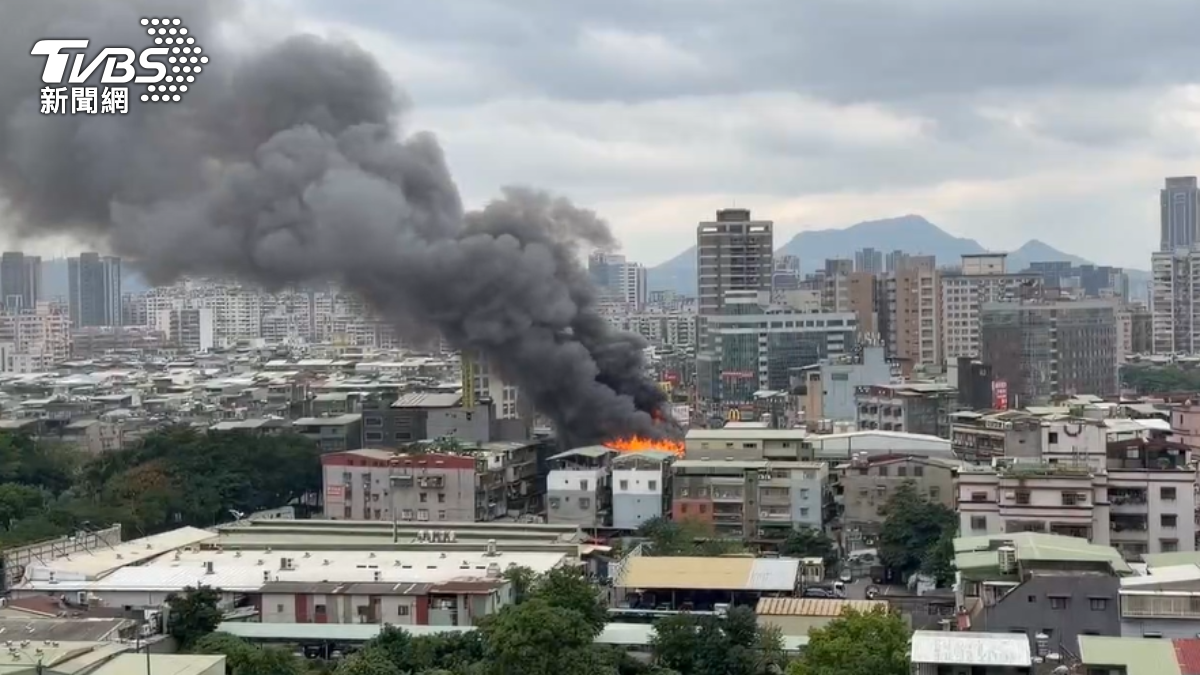 新莊頂樓加蓋鐵皮屋起火　緊急疏散8人　住戶火場脫困嚇壞落淚