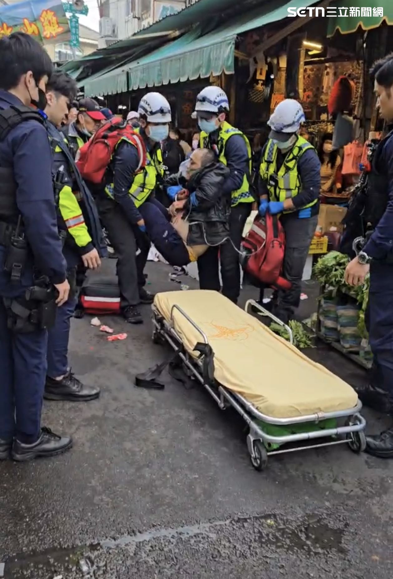 苗栗狂男砍警頭部中彈送醫　攤商不忍了...