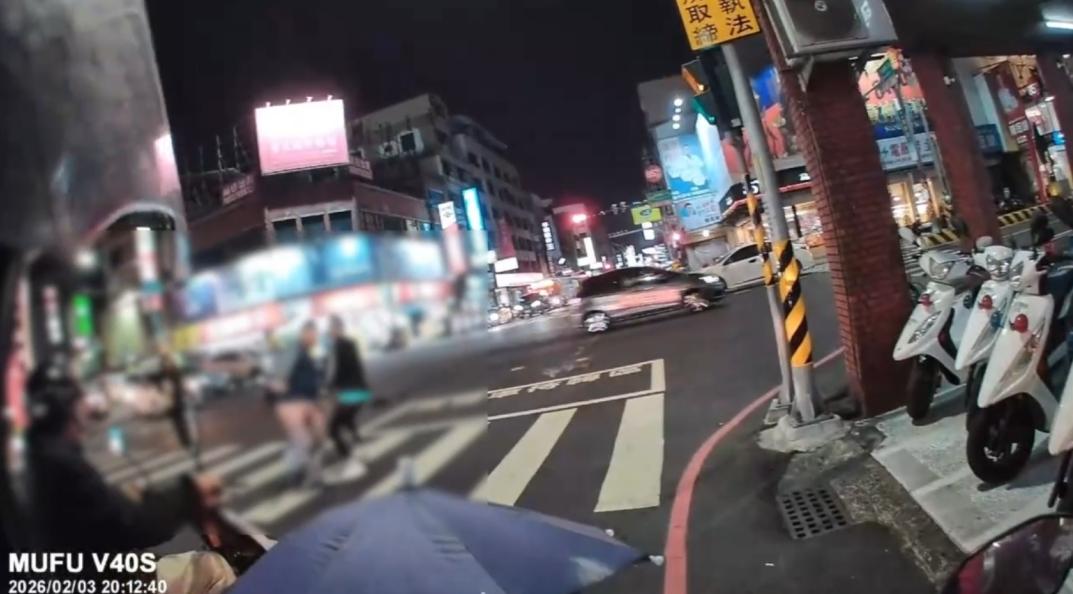 影/近距離視角曝！台南養生館員工派出所前隨機砍人　被害者跌坐慘叫驚動值班員警