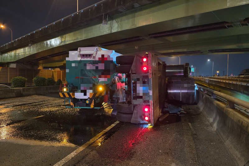 國1南向台南仁德段槽罐車與聯結車事故 (圖)