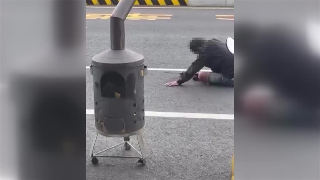 毒駕男騎車闖紅燈遭攔停 竟掏「武士刀」與警對峙