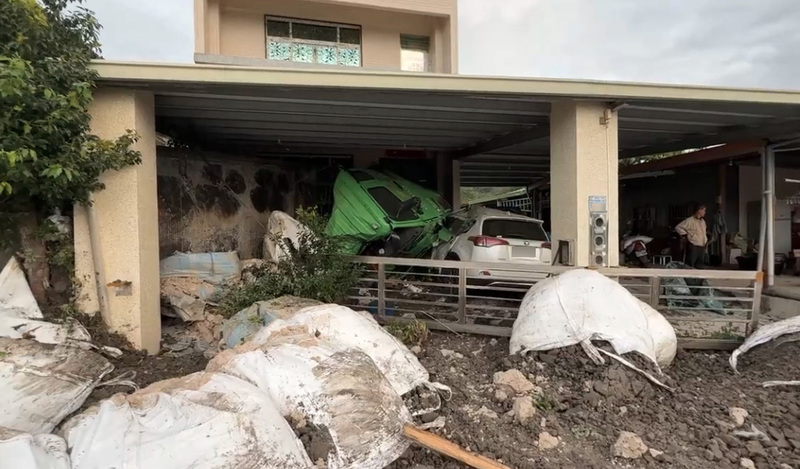 台東拖板車失控撞民宅　駕駛重傷身亡 ...